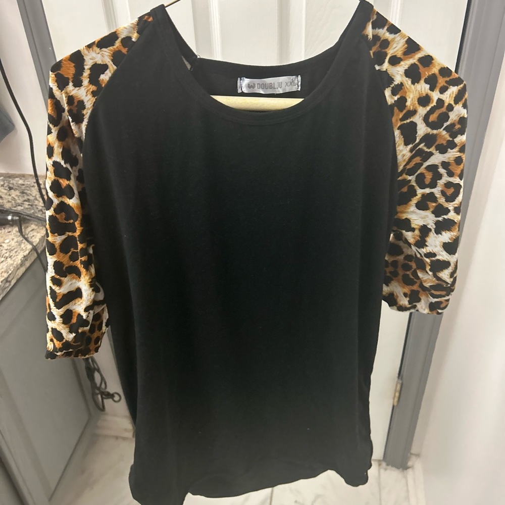 Black shirt with animal detail on the sleeves. - Picture 12 of 12